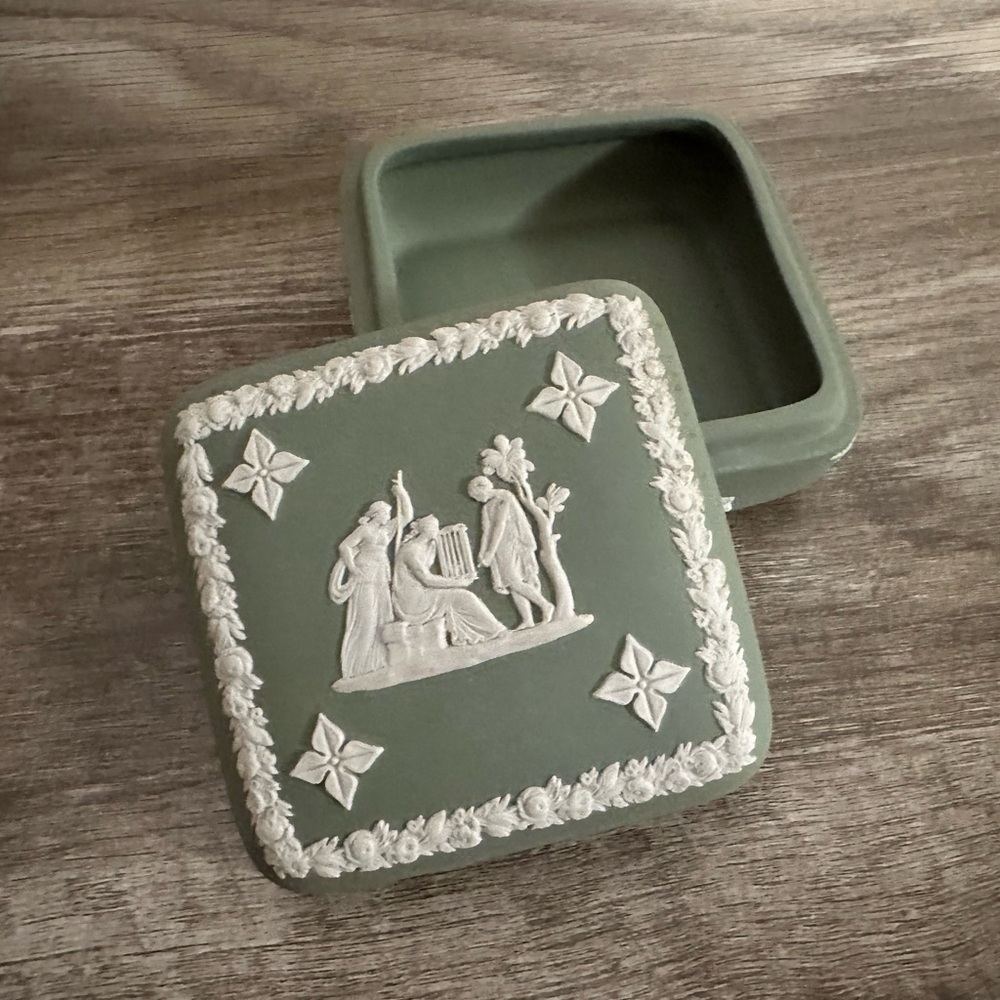Vintage wedgewood Green jasper ware trinket box